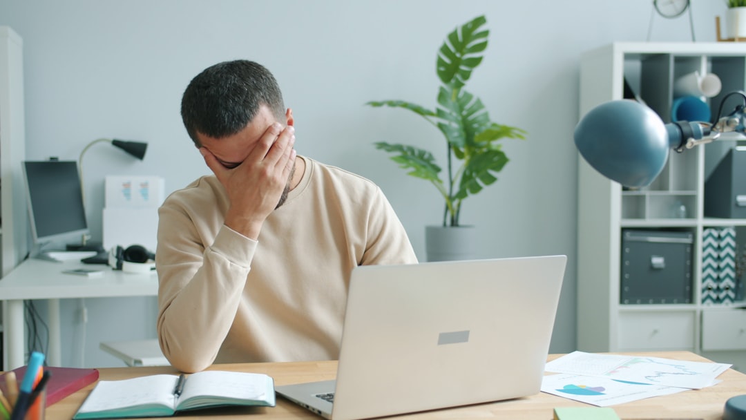 Egy stresszes ember, aki a fejét fogja