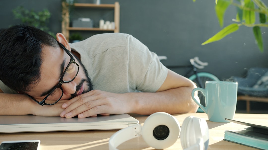 Egy stresszes ember, aki a fejét fogja